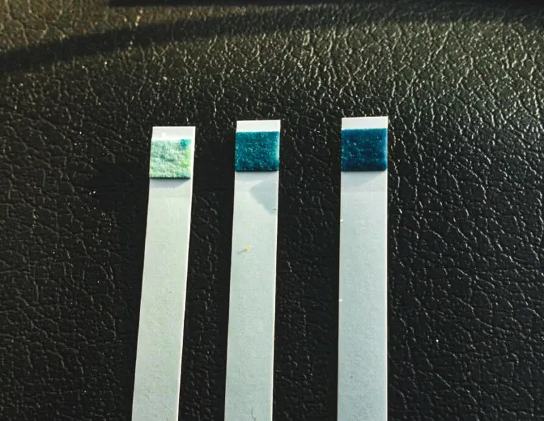 Bandelettes de test colorimétrique pour le contrôle des paramètres de l’eau après rinçage des réseaux